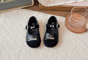 Nahaufnahme der stylischen schwarz-farbenfrohen Mary Jane Prinzessinnenschuhe für Mädchen