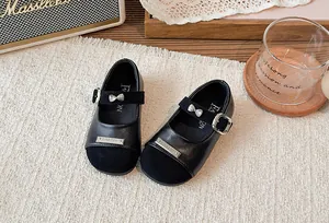 Detaillierte Makroansicht schwarzer Mary Jane-Schuhe für Mädchen mit Schleife und Silberschnalle