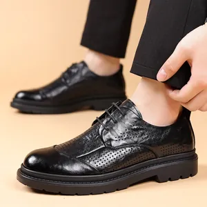 Chaussures de ville en cuir noir de style anglais vintage pour hommes avec perforations