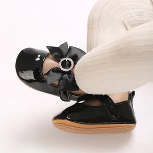 Schwarze Lackleder-Babyschuhe mit eleganter Satinschleife und Strasssteinen