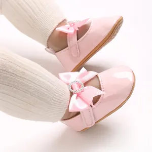 Rosa Baby-Lernlaufschuhe aus Lackleder mit Schleife und glänzendem Strass-Detail