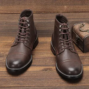 Stivali da lavoro vintage classici da uomo in pelle marrone scuro con lacci resistenti.