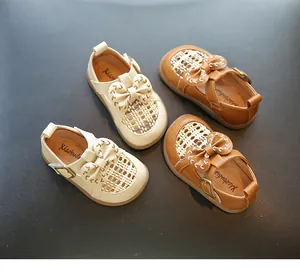 Detailansicht von Prinzessinnenschuhen für Kleinkinder mit Schleife und Webdesign