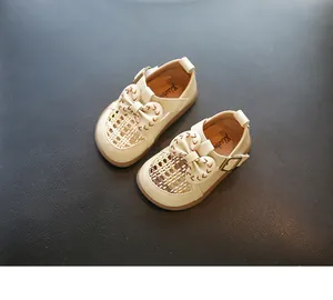 Nahaufnahme von beigen Lauflernschuhen für Mädchen mit Schleife und gewebtem Zehendesign