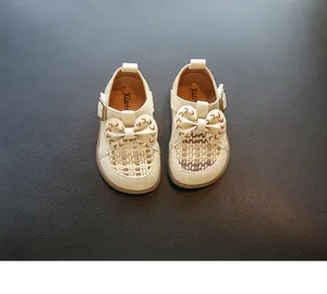 Detailansicht von Baby-Prinzessinenschuhen mit dekorativen Schleifen und Webstrukturen