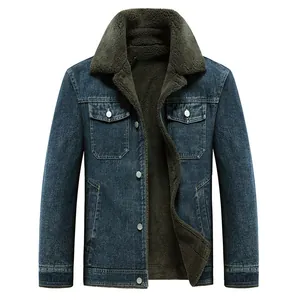 Vista dettagliata della giacca di jeans da uomo con una calda fodera in pile.