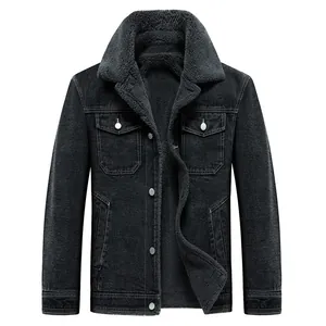 Vista dettagliata della giacca di jeans nera da uomo con una calda fodera in sherpa