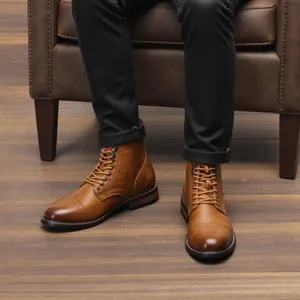 Dettaglio di stivali da lavoro in pelle marrone da uomo con classico design stringato