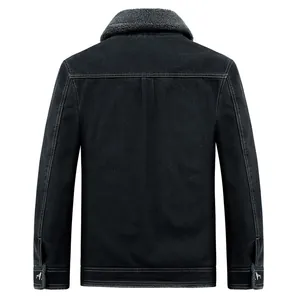 Vista posteriore della giacca di jeans invernale da uomo con colletto in pile nero