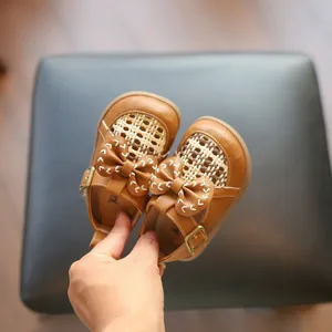 Braune Lauflernschuhe für Baby Mädchen mit eleganter Schleife und Webmuster Detail