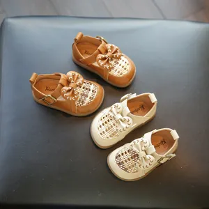 Elegante Prinzessinnenschuhe mit weicher Sohle für Baby-Mädchen in Braun und Creme.