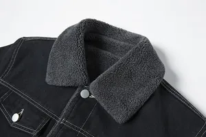 Dettaglio giacca di jeans nera con colletto in pile sherpa grigio e cuciture bianche.