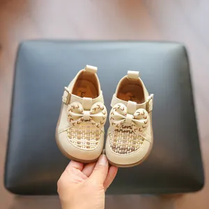 Elegante beige Lauflernschuhe für Babymädchen mit weichen Sohlen und hübschen Schleifen