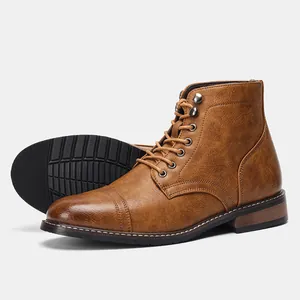 Stivali da lavoro vintage in pelle marrone da uomo con suola in gomma antiscivolo.