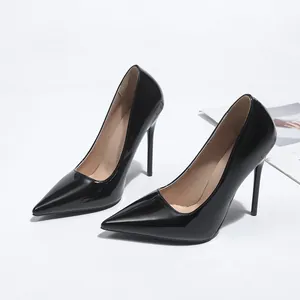 Vue rapprochée des escarpins noirs en cuir verni avec bout pointu élégant