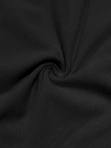 Dettaglio macro del tessuto in velluto a coste nero con fine trama a costine
