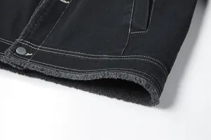 Dettaglio della spessa fodera in pile grigio e cuciture bianche sulla giacca di jeans