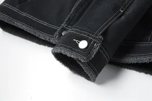 Dettaglio giacca di jeans invernale da uomo con spessa fodera in pile grigio e cuciture