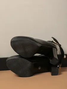 Détail macro montrant la semelle antidérapante et le talon bloc de ces escarpins noirs