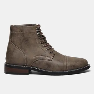 Profilo laterale di stivali da lavoro vintage in pelle marrone da uomo con lacci