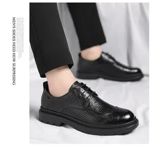 Nahaufnahme von schwarzen perforierten Leder-Brogues für Herren im Business-Stil