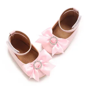 Chaussures bébé fille roses élégantes avec nœud satiné et boucle en strass