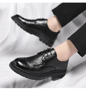 Detailansicht schwarzer Business-Herrenschuhe mit perforierter handgefertigter Narbung und dicker Sohle