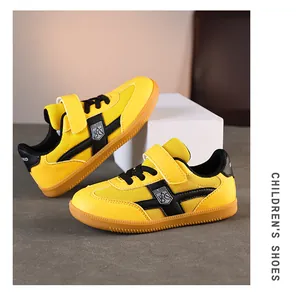 Baskets pour enfants jaune vif avec brides noires et semelles en gomme
