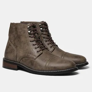 Vista laterale dettagliata di stivali da uomo in pelle marrone vintage con lacci robusti