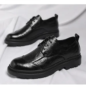 Detailansicht der schwarzen Brogues aus Leder mit perforiertem Hand-Scratched-Design