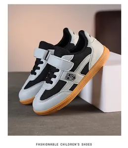 Vue détaillée latérale des chaussures de sport pour enfants en maille grise et noire