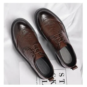 Detailansicht der handgeriebenen Textur und des Lochmusters brauner Herrenschuhe.