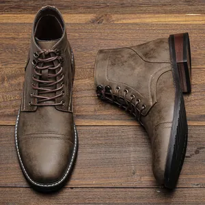 Stivali da lavoro vintage in pelle da uomo con suola in gomma resistente e design stringato