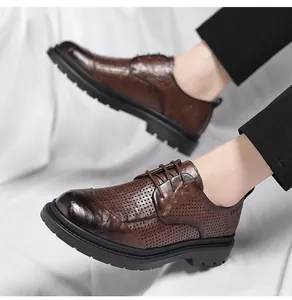 Detailansicht brauner perforierter Herrenlederschuhe mit Textur-Finish