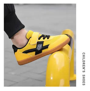 Vue latérale de baskets jaunes pour enfants avec fermetures à boucles et crochets