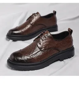 Detailansicht braune Herrenschuhe mit Lochmuster, polierter Spitze und schwarzer dicker Sohle