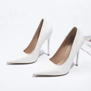 Escarpins blancs élégants à bout pointu et talons aiguilles pour femmes