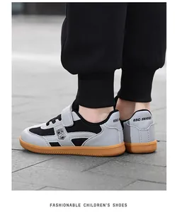 Vue détaillée des baskets grises et noires pour enfants de type GAT avec semelle en gomme