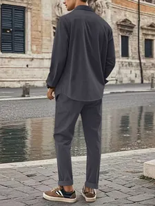 Vista posteriore dettagliata del set casual da uomo in velluto a coste grigio scuro