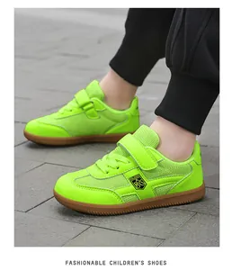 Gros plan de baskets rétro pour enfants vert fluo avec une texture en maille respirante