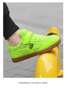 Vue latérale détaillée des baskets néon vert pour enfants avec semelle en gomme