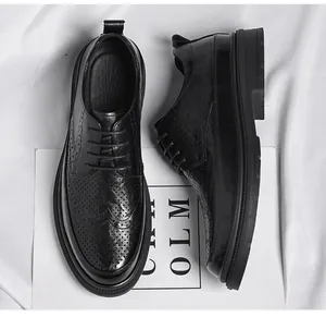 Detailansicht schwarzer atmungsaktiver Brogue-Schuhe aus Leder mit Lochmuster