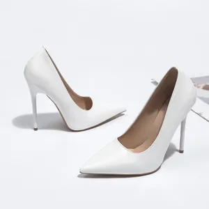 Escarpins blancs à talons aiguilles et bout pointu avec finition brillante, vue de profil
