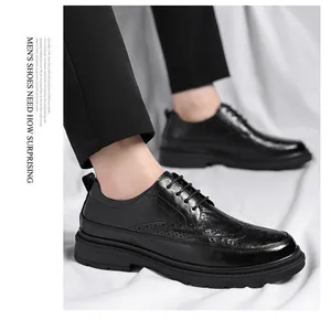 Nahaufnahme von eleganten schwarzen Leder-Brogue-Derbyschuhen für Herren mit atmungsaktivem Design.