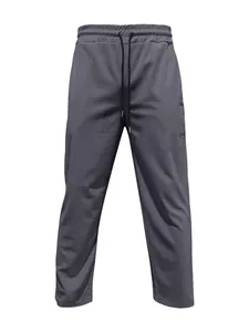 Primo piano di pantaloni casual in velluto a coste grigio antracite con coulisse.