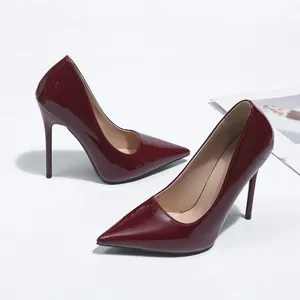 Escarpins aiguilles élégants rouge vin à bout pointu et finition vernie