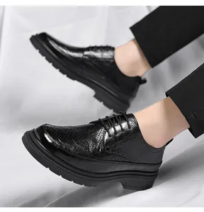 Detailaufnahme von atmungsaktiven schwarzen Brogue-Derbyschuhen aus Leder für Herren