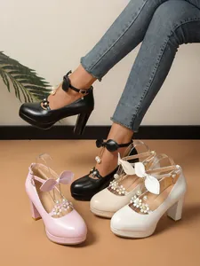 Escarpins Mary Jane à talons épais avec perles et nœuds, présentés en plusieurs couleurs