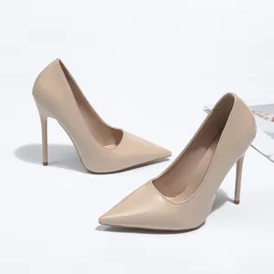 Vue détaillée d'élégants escarpins stiletto en cuir verni beige avec bout pointu.