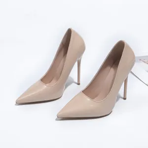 Gros plan d'escarpins stiletto en cuir verni nude avec un design élégant à bout pointu